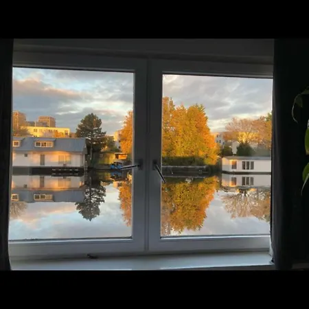 Amster Houseboat