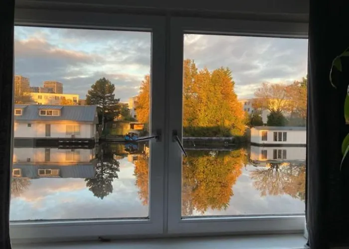 Amster Houseboat